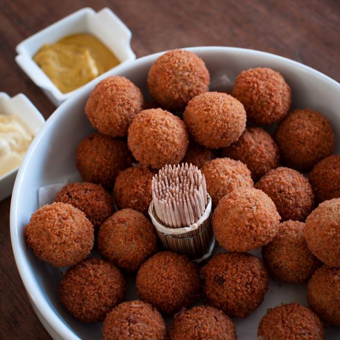 Bitterballen (Dutch meatballs)